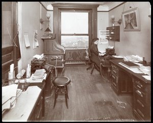 Oficina de la National Phonograph Co. con mujer en máquina de escribir, Nueva York, 1898